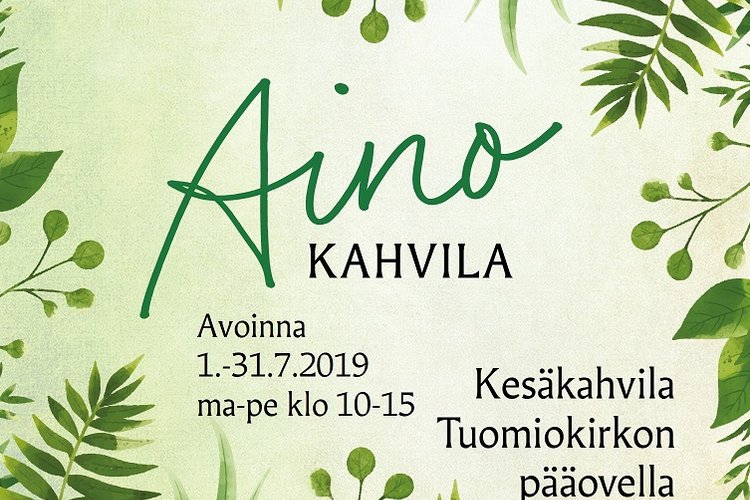 Piirros, jossa saniaisen oksia ja muita kasveja kuvan reunoilla. Keskellä teksti Kesäkahvila avoinna heinäkuu.