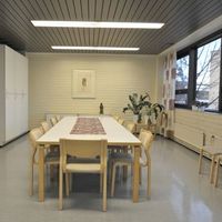 Kerhohuone Eetu Pöytä ja tuoleja. Ikkuna oikealla.