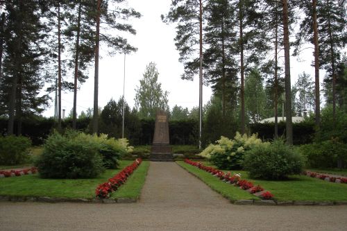 Punaiset kesäbegonia-istutukset sankarihautausmaalla sekä sankarivaijille pystytetty yhteismuistomerkki.