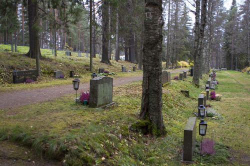 Syksyinen ja hiukan utuinen hautausmaa.