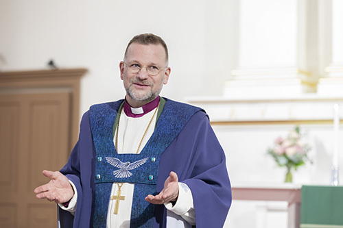 Piispa Jari Jolkkonen Tuomiokirkossa.