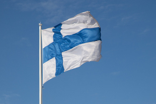 Suomen lippu heiluu tuulessa itsenäisyyspäivän kunniaksi.