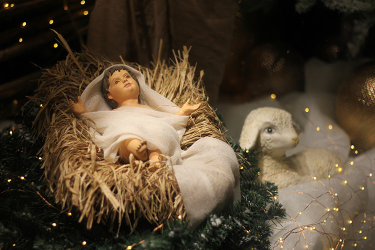 Seimessä makaa Jeesus-vauva.