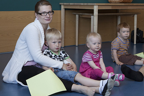 Kesäkahvila Lehtoniemen seurakuntatalo. Vas. Elina Savolainen, sylissä Daniel, vieressä Odessa ja Walle.