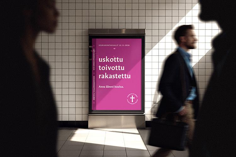 vaalien liittyvä logo, jonka ohi kävelee henkilö.