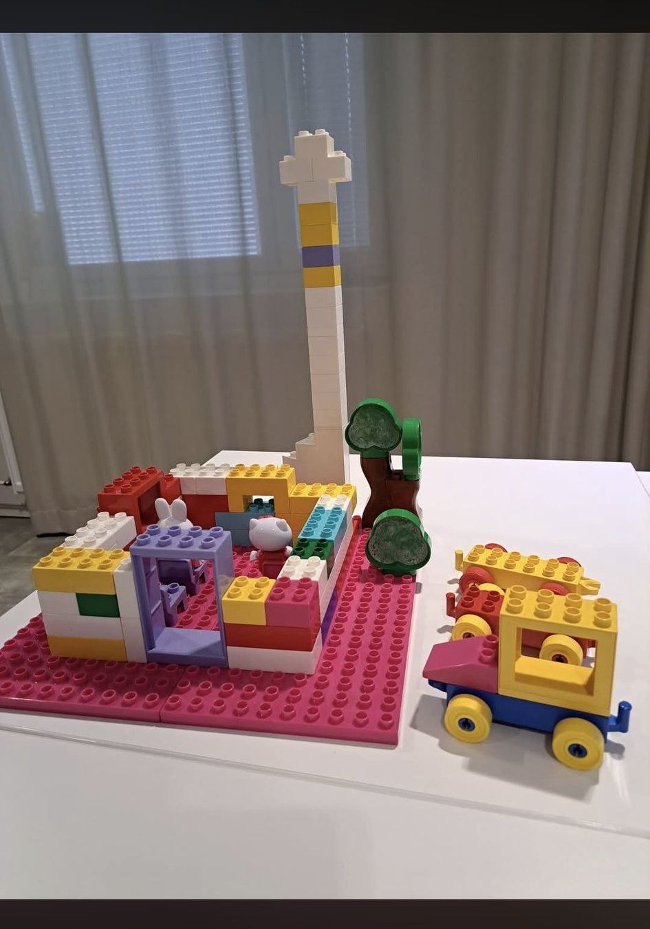 Legoista rakennettu kirkko.
